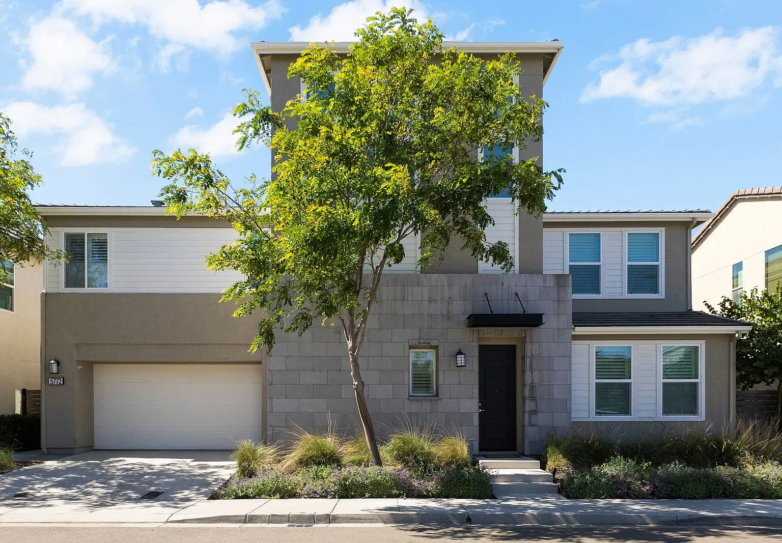 5 bed, 3164 sqft, $6,100 — Photo 1