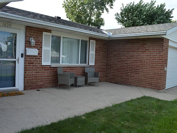 3rd image of 1628 Holly Pl