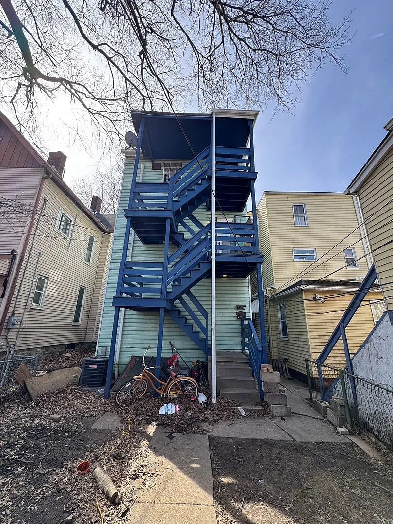 542 5th Avenue (Full Service) — Photo 4