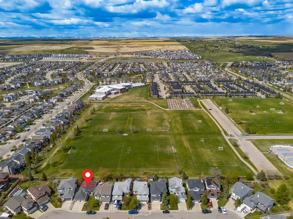 38 E Canoe Cir SW, Airdrie, AB T4B 2L6