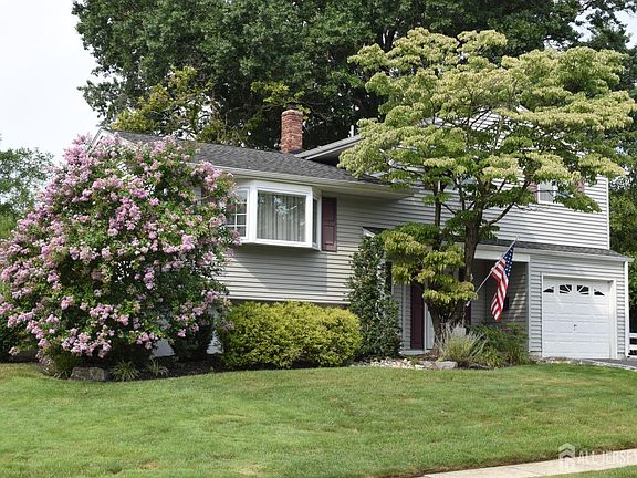 3rd image of 2 Peachwood Ct