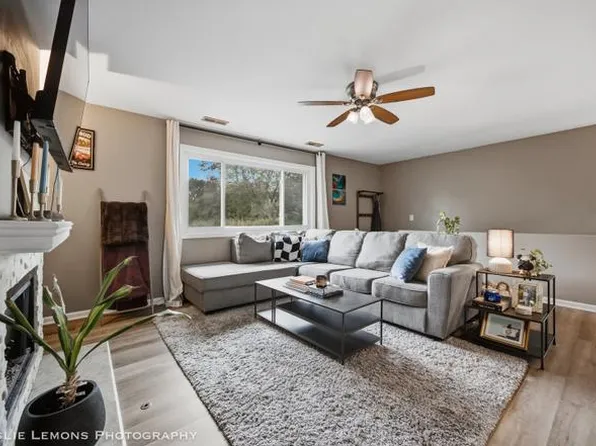 446 Valley Dr APT 201, Naperville, IL 60563