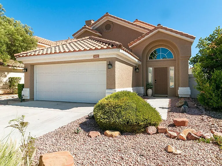 1432 Desert Hills Dr — Photo 2