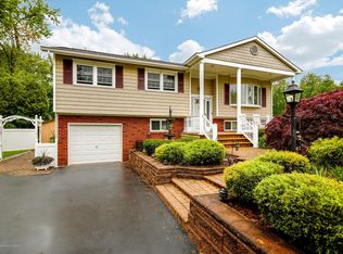 30 Whittier Dr, Manalapan, NJ 07726