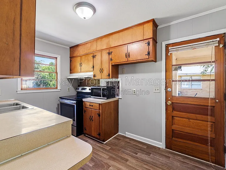 2105 Eastland Dr — Photo 8