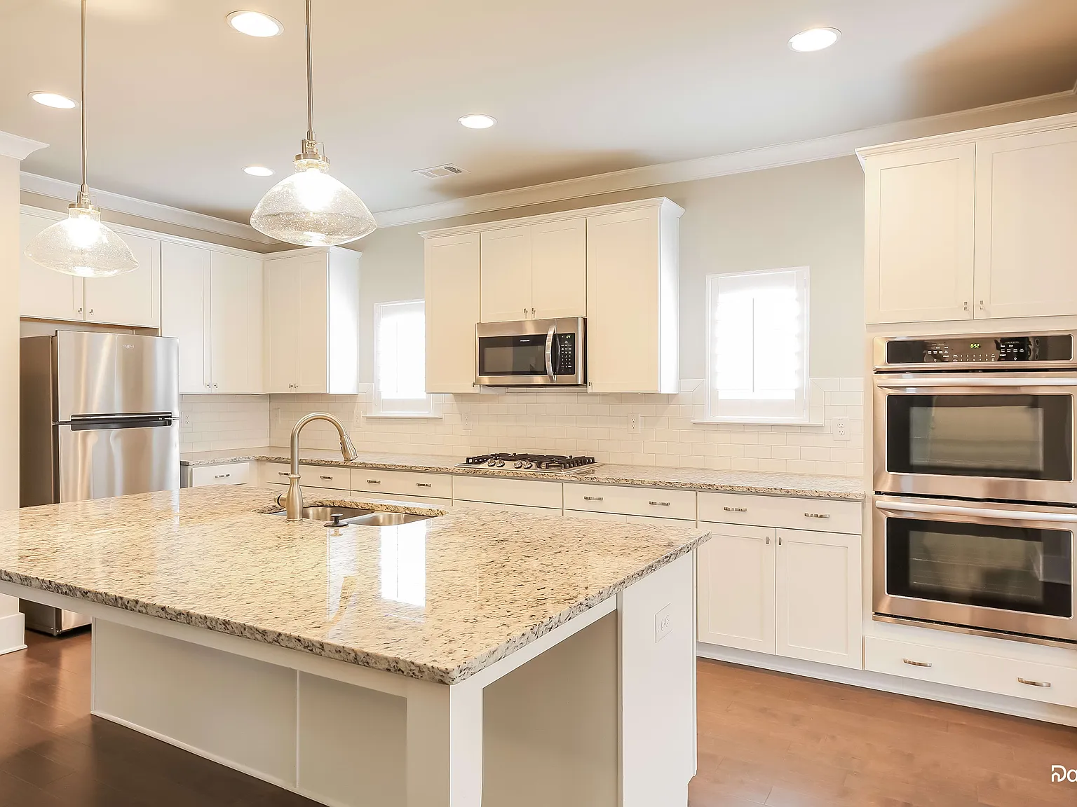 5 bed, 4.0 bath, 2500 sqft, $2,900 — Photo 2