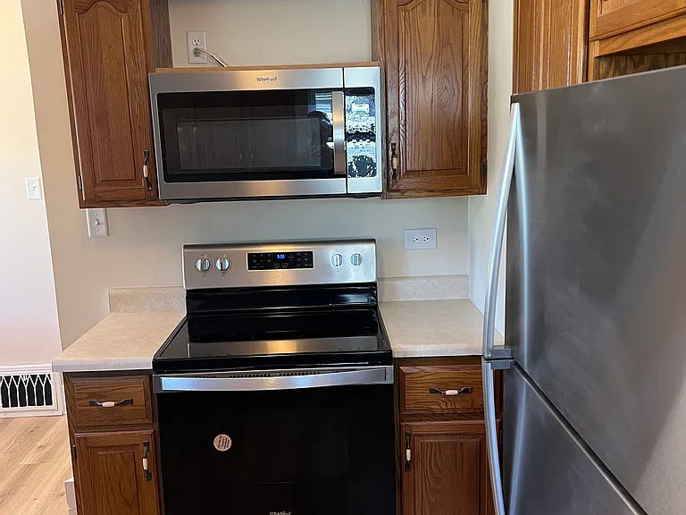 425 Pleasant St — Photo 36
