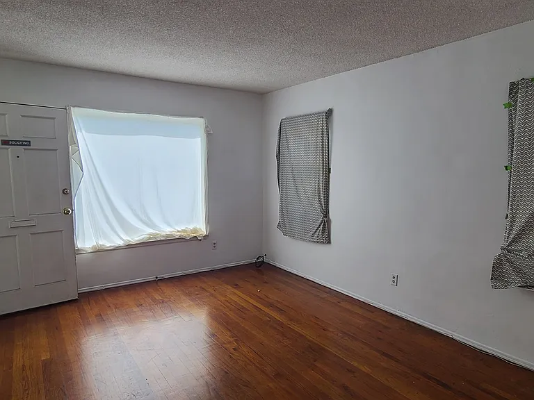 1322 Roycroft Ave — Photo 2