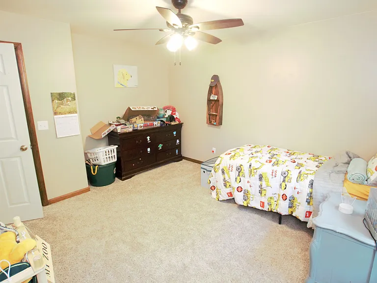 98 Thorndale Cir — Photo 17