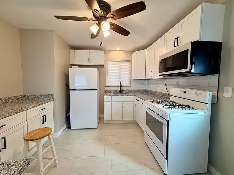 630 Dornbush St — Photo 4