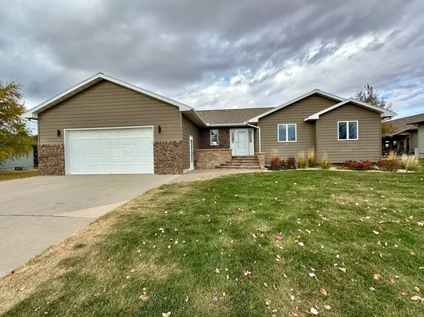2916 Maui Dr, Mitchell, SD 57301