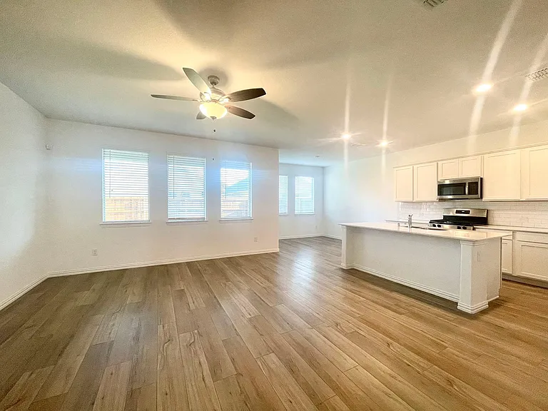 1118 Mahogany Ln — Photo 3