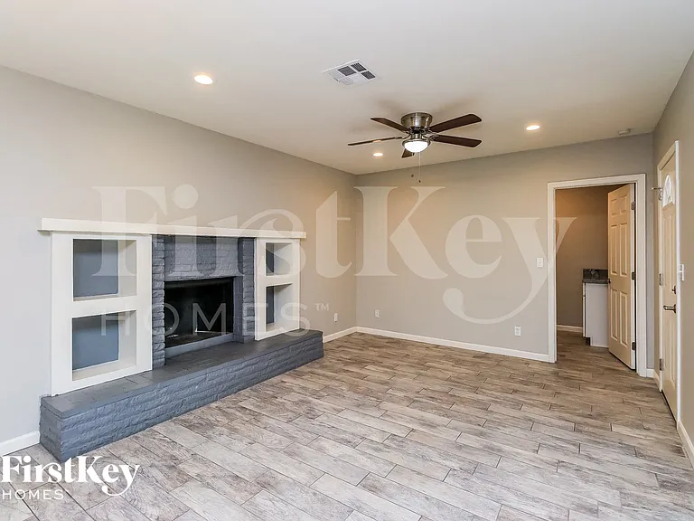 715 W Dublin St — Photo 3