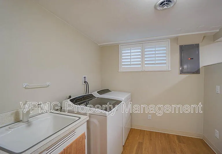 2218 E 18th St #B — Photo 9