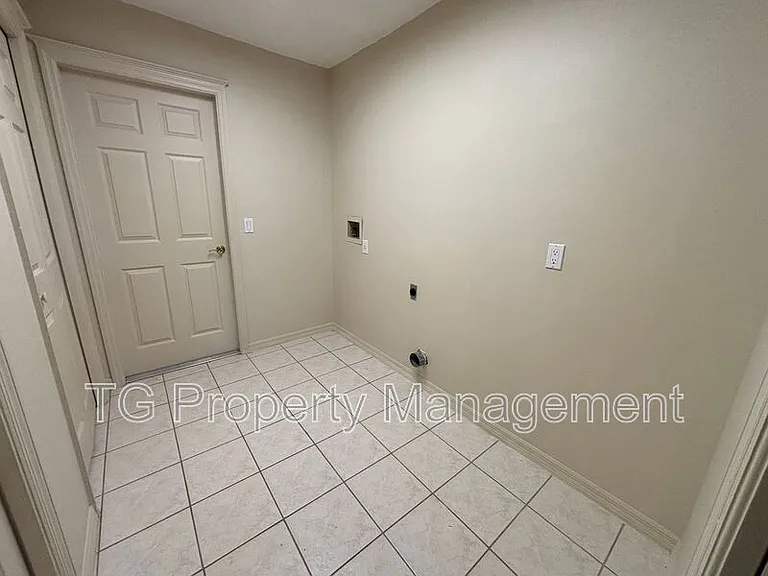 20 Clarendon Ct N — Photo 32