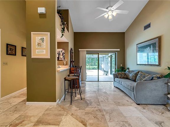 5th image of 320 Hedgerow Ln