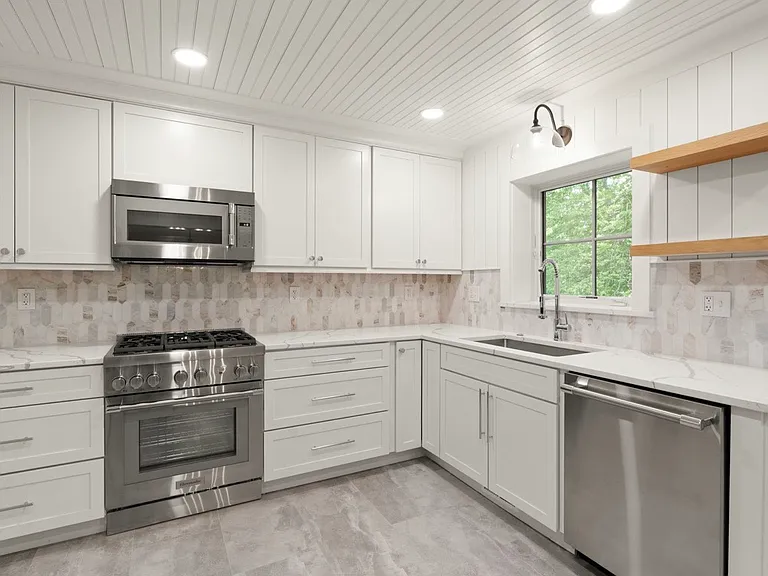 3667 N Harrison St — Photo 8
