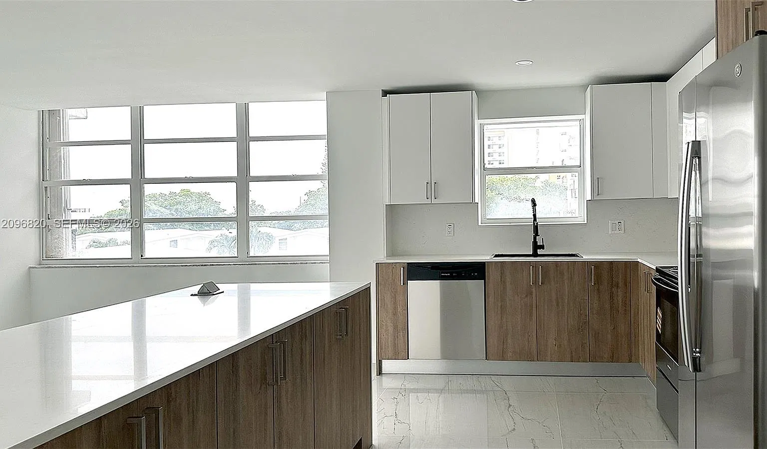 Commodore Plaza Condo — Photo 3