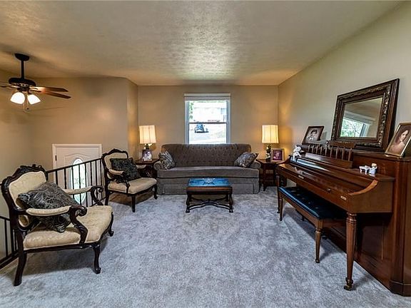 4th image of 565 Waterbury Dr