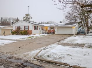 1004 Lincolnshire Dr, Saint Johns, MI 48879