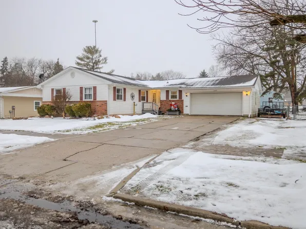 1004 Lincolnshire Dr, Saint Johns, MI 48879