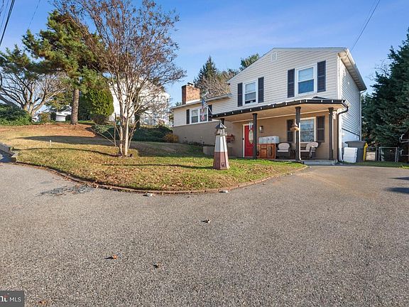 4th image of 1095 Crestview Dr
