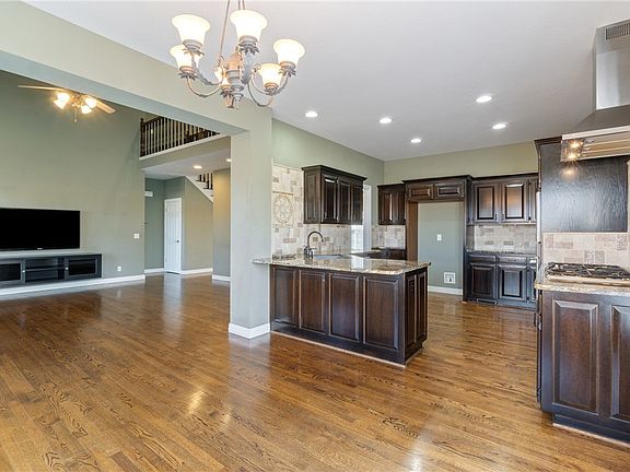 5th image of 5102 S Grove Dr