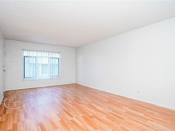 4th image of 225 W 6th St APT 213