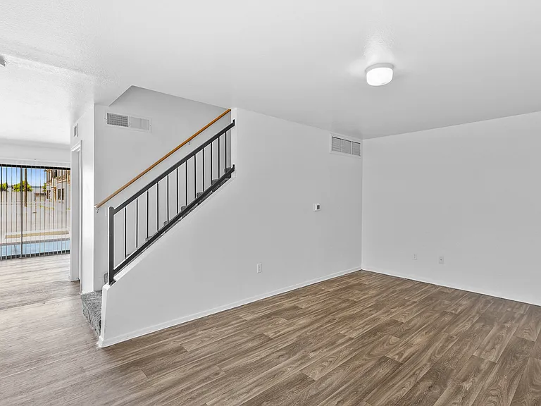 Bella Vista Apartments — Photo 13