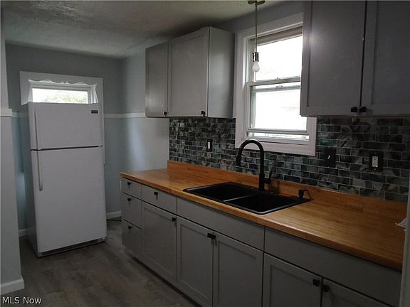 4th image of 16704 Throckley Ave