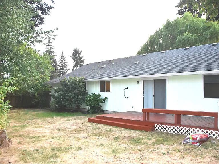 8205 NE 139th Ct — Photo 16