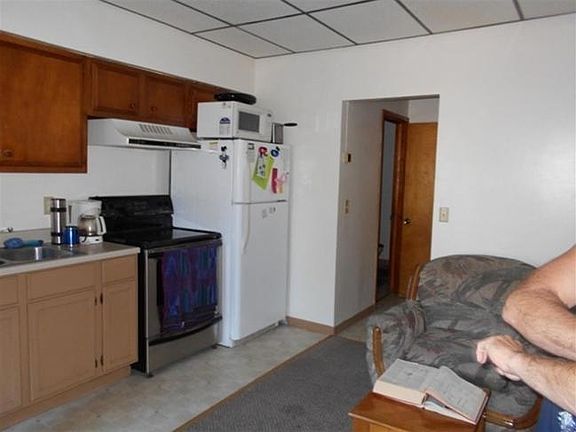 2nd image of 115 W Pearl St