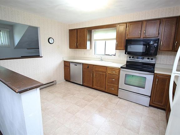 4th image of 46 Carol Ct