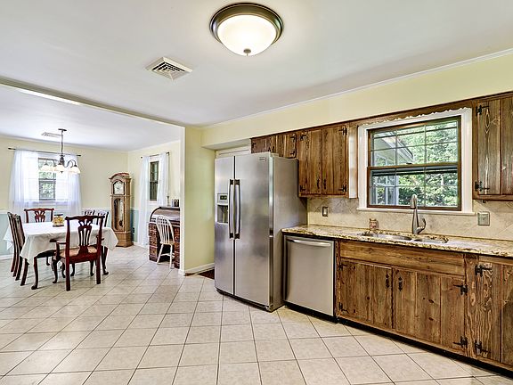 Kitchen w/ceramic tile floor