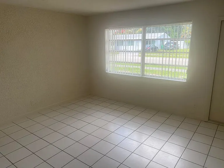 2410 SW 44th Ave — Photo 6