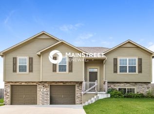 407 192nd St, Smithville, MO 64089