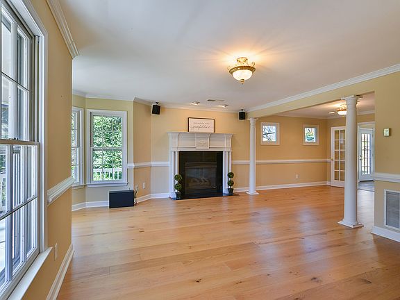 3rd image of 207 Pinnacle Ct