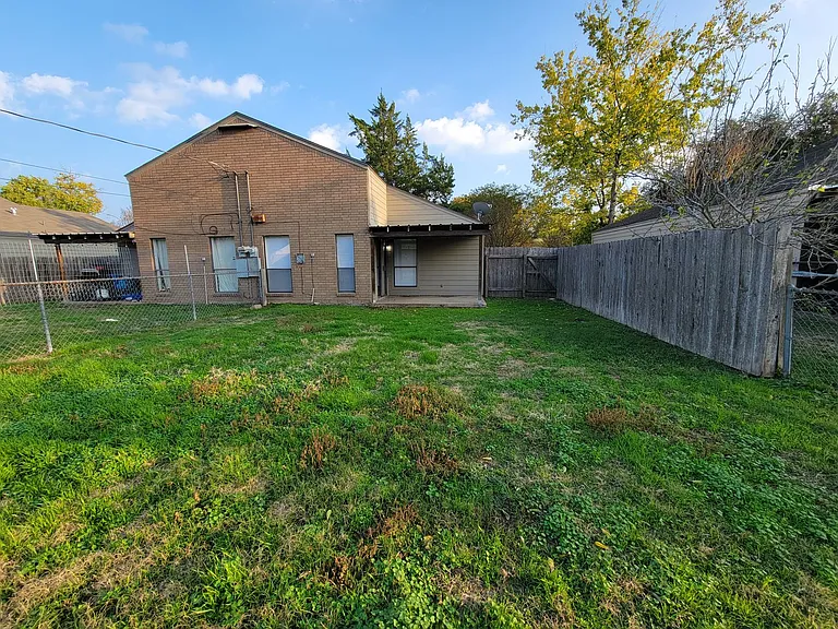 605 Navarro Dr — Photo 16