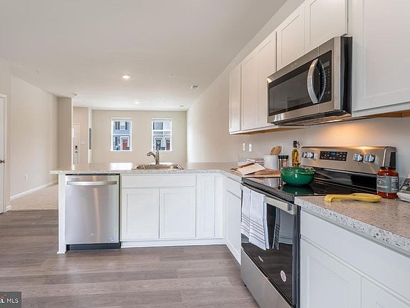 4th image of 846 Derwent Ln
