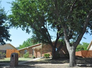 729 Pinoak Dr, Grand Prairie, TX 75052