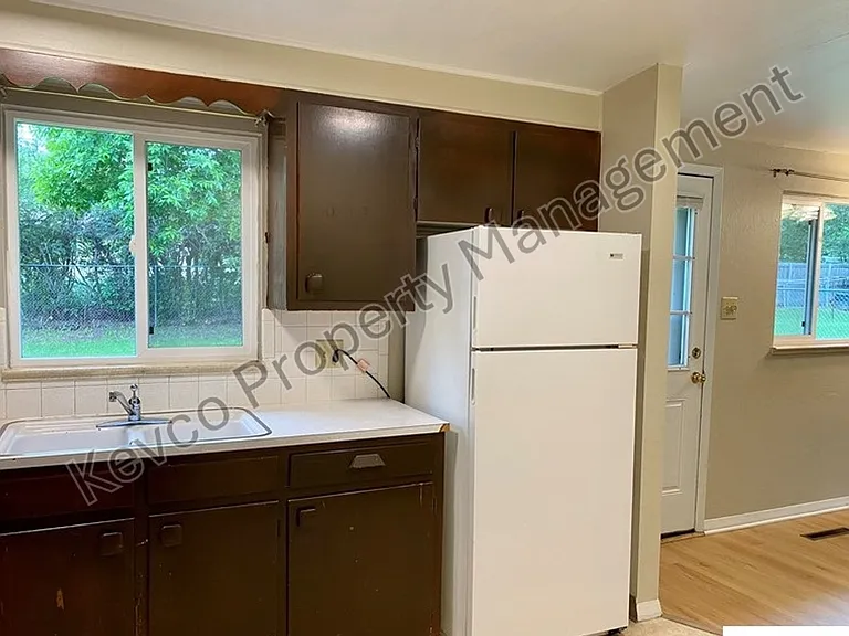 711 W Prospect Rd — Photo 10