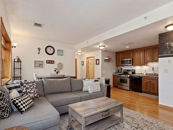 3rd image of 820 Pavonia Ave #1