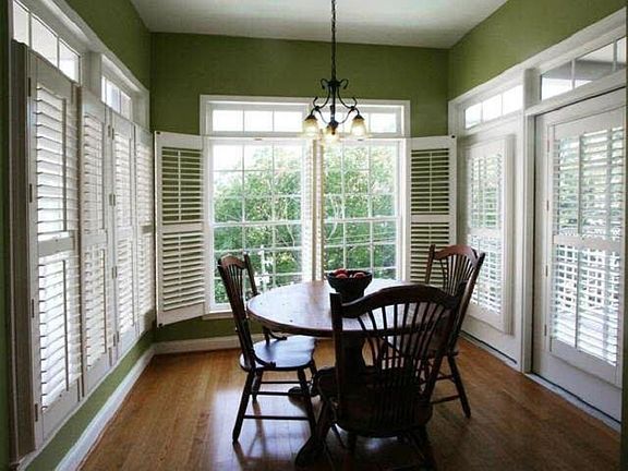 Breakfast nook - light and bright