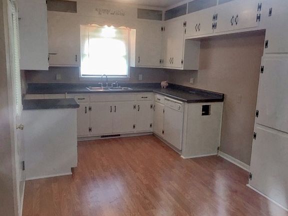 4th image of 2942 Legion Park Dr