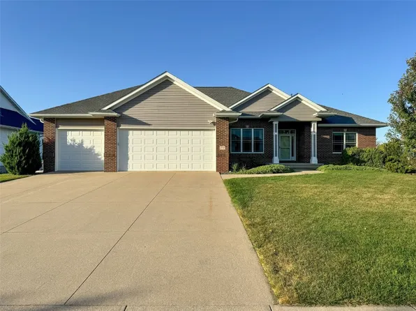 275 Landau St, Robins, IA 52328