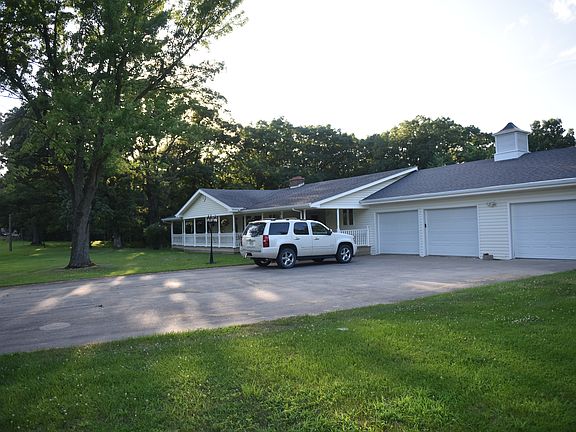 1000 sq ft of garage space 