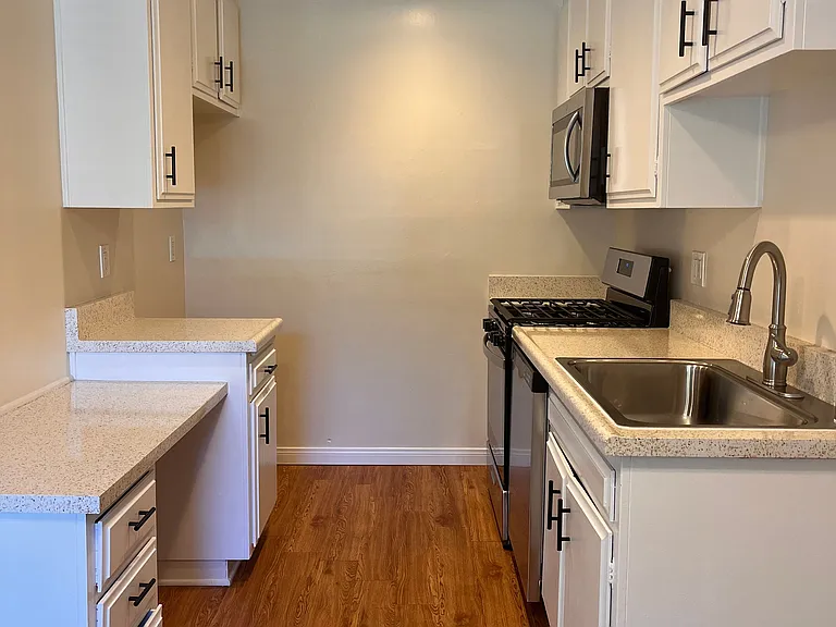 Sunset House Apartments — Photo 11