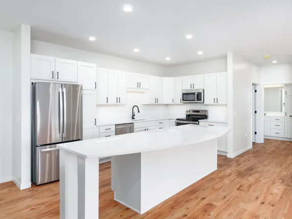 2350 Harbor Pl #211, Mound, MN 55364