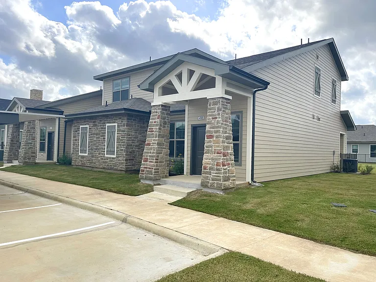 Home at Waller — Photo 6