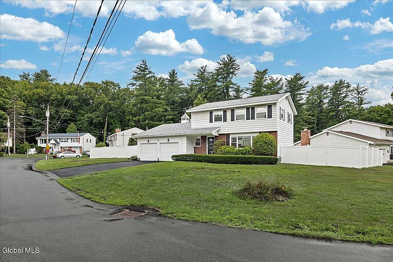 3rd image of 8 Woodland Drive